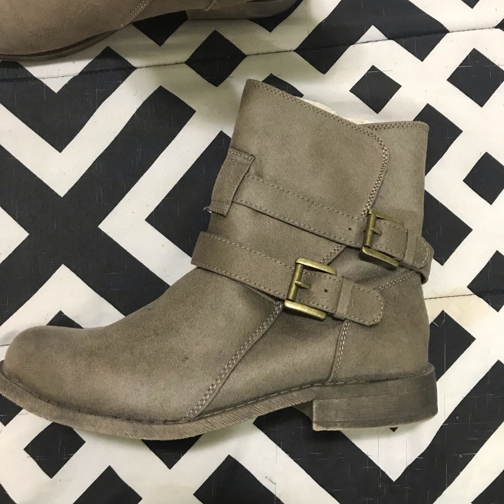 Selling my ankle boots. New without tags.